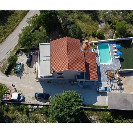 House Laetitia With Pool Hébergement de vacances