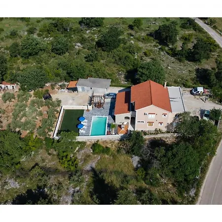 House Laetitia With Pool *