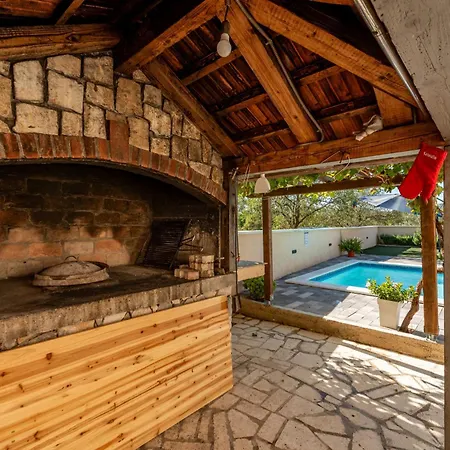 House Laetitia With Pool