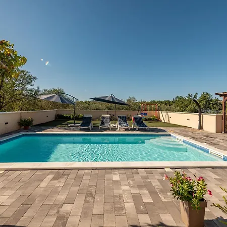 House Laetitia With Pool Hébergement de vacances