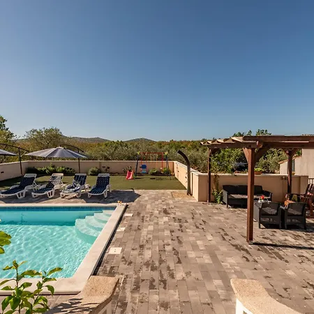 House Laetitia With Pool *