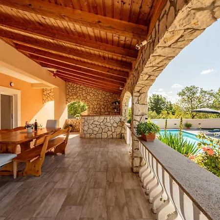 House Laetitia With Pool Hébergement de vacances