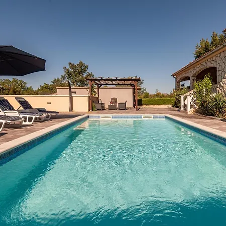 House Laetitia With Pool *