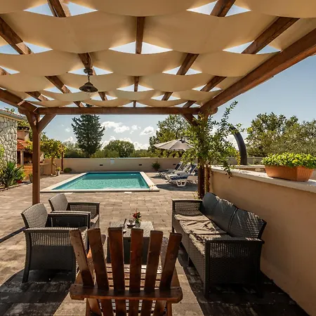 House Laetitia With Pool