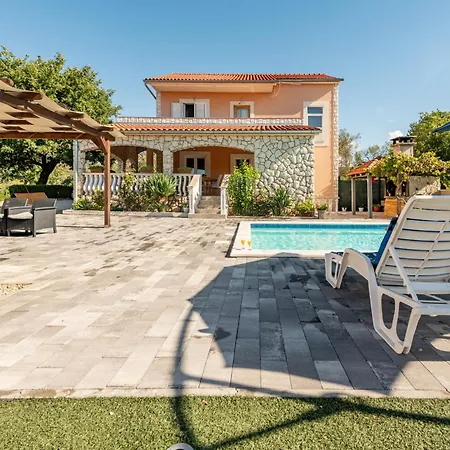 House Laetitia With Pool Hébergement de vacances *