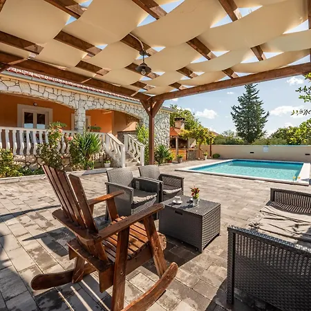 House Laetitia With Pool * Banjevci