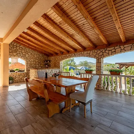 House Laetitia With Pool * Banjevci