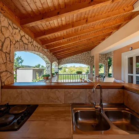 House Laetitia With Pool * Banjevci