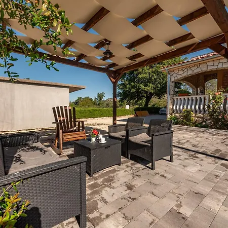 House Laetitia With Pool *