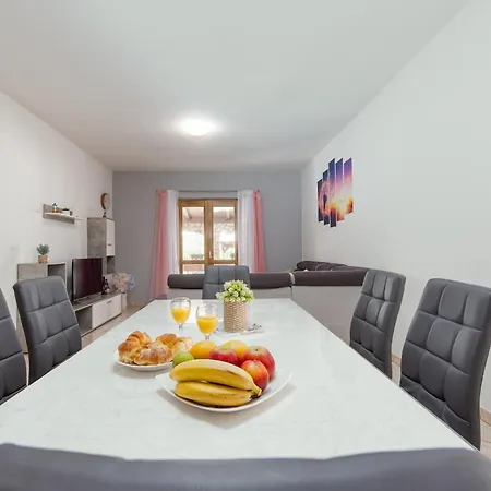 House Laetitia With Pool