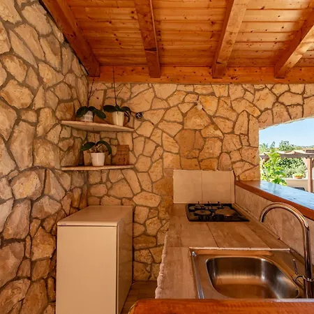 House Laetitia With Pool Hébergement de vacances *