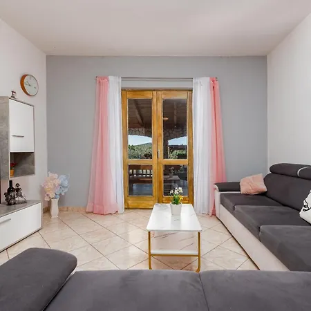 House Laetitia With Pool