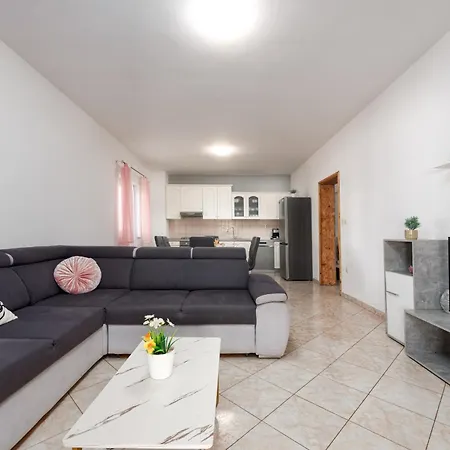 House Laetitia With Pool * Banjevci