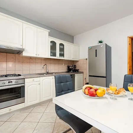 House Laetitia With Pool Hébergement de vacances