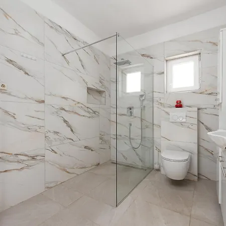 House Laetitia With Pool *