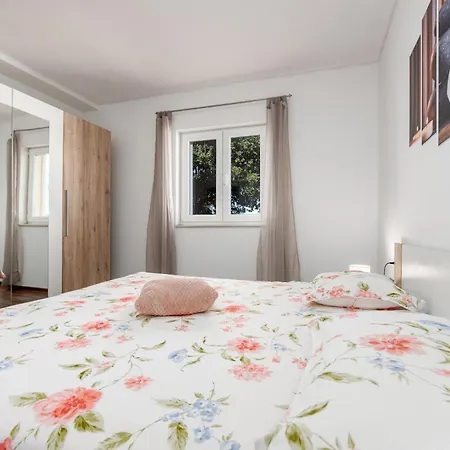 House Laetitia With Pool Hébergement de vacances