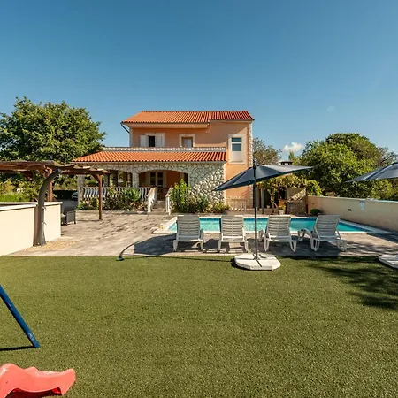 House Laetitia With Pool *