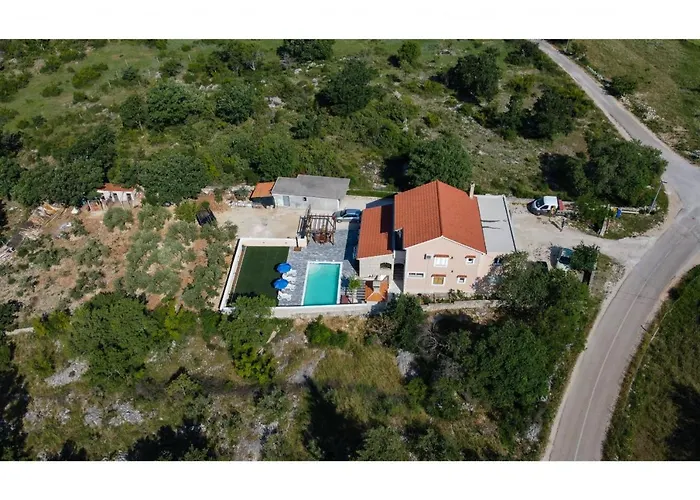 House Laetitia With Pool *