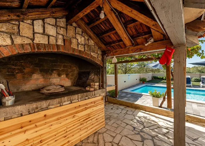 House Laetitia With Pool