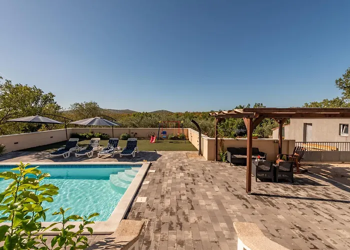 House Laetitia With Pool *