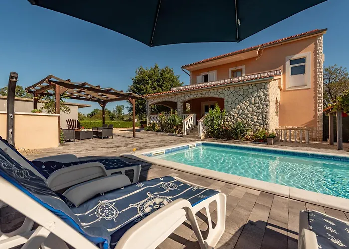 House Laetitia With Pool *