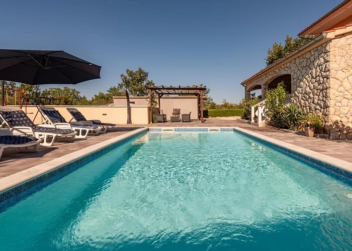 House Laetitia With Pool *