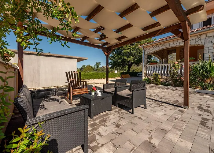 House Laetitia With Pool *