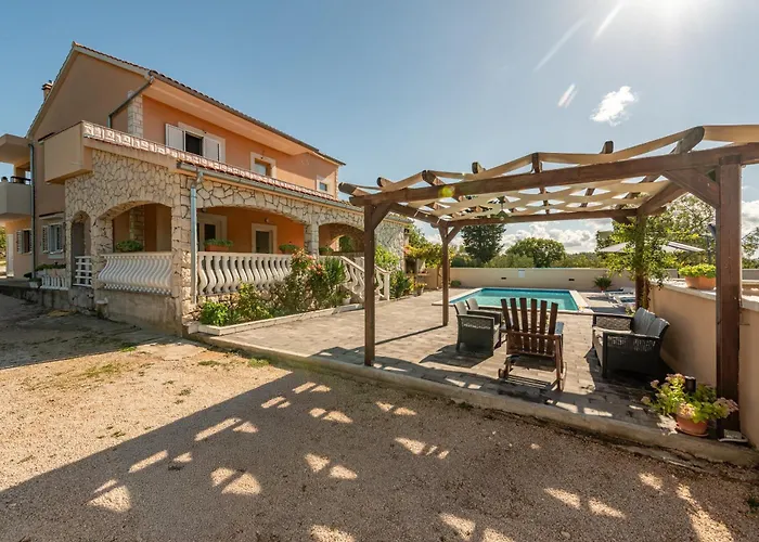 House Laetitia With Pool * Banjevci