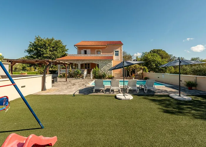 House Laetitia With Pool *