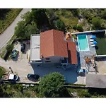 House Laetitia With Pool Vakantiehuis
