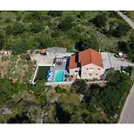House Laetitia With Pool *