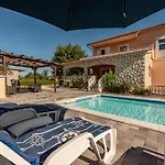 House Laetitia With Pool *