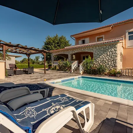 House Laetitia With Pool *