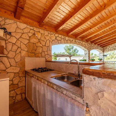 House Laetitia With Pool *