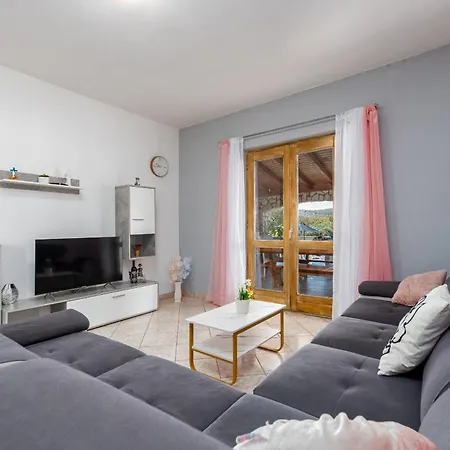 House Laetitia With Pool Casa vacanze