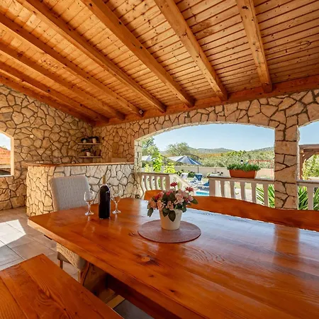 House Laetitia With Pool Casa vacanze *