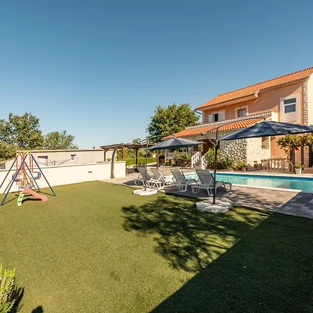 House Laetitia With Pool *