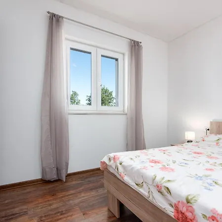 House Laetitia With Pool Casa vacanze