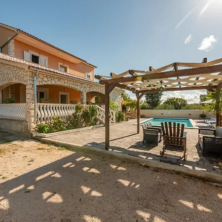 House Laetitia With Pool * Banjevci