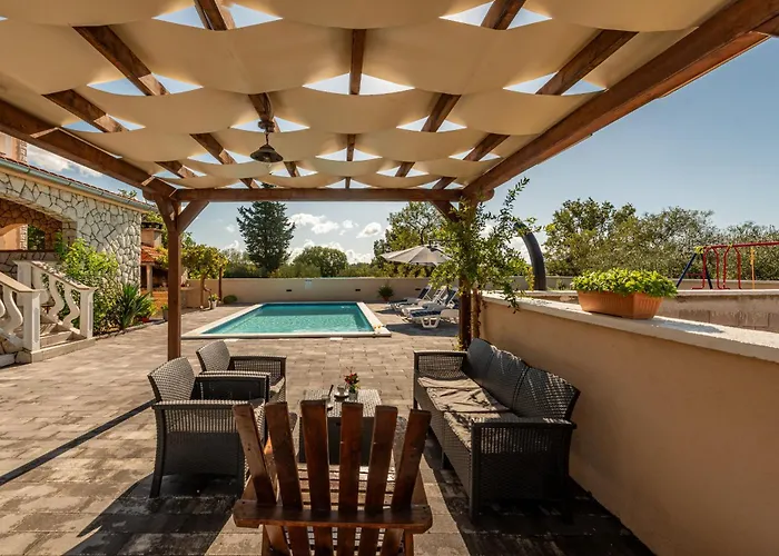 House Laetitia With Pool