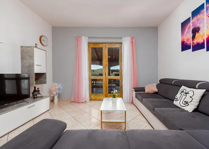 House Laetitia With Pool