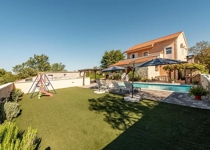 House Laetitia With Pool *